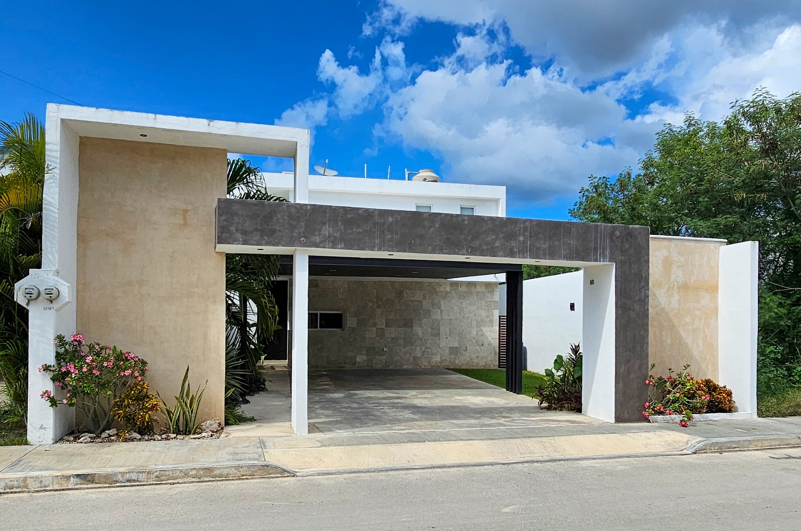 2028-Casa-en-Venta-Dzityá-Mérida-con-super-Cocina-Jardín-y-Alberca (2).jpg